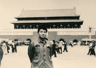 严哲在天安门留影.png
