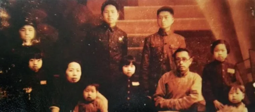 1944 年严文鼎一家老照片.webp