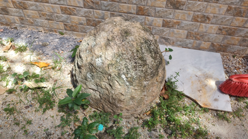 图8 大门口倒扣的石臼 二○二四年摄.jpg