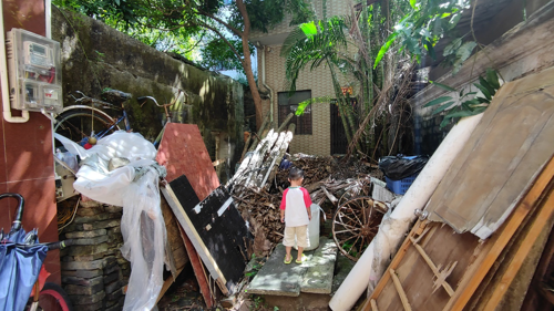 图10 用石泥板封住的水井 二○二四年摄.jpg