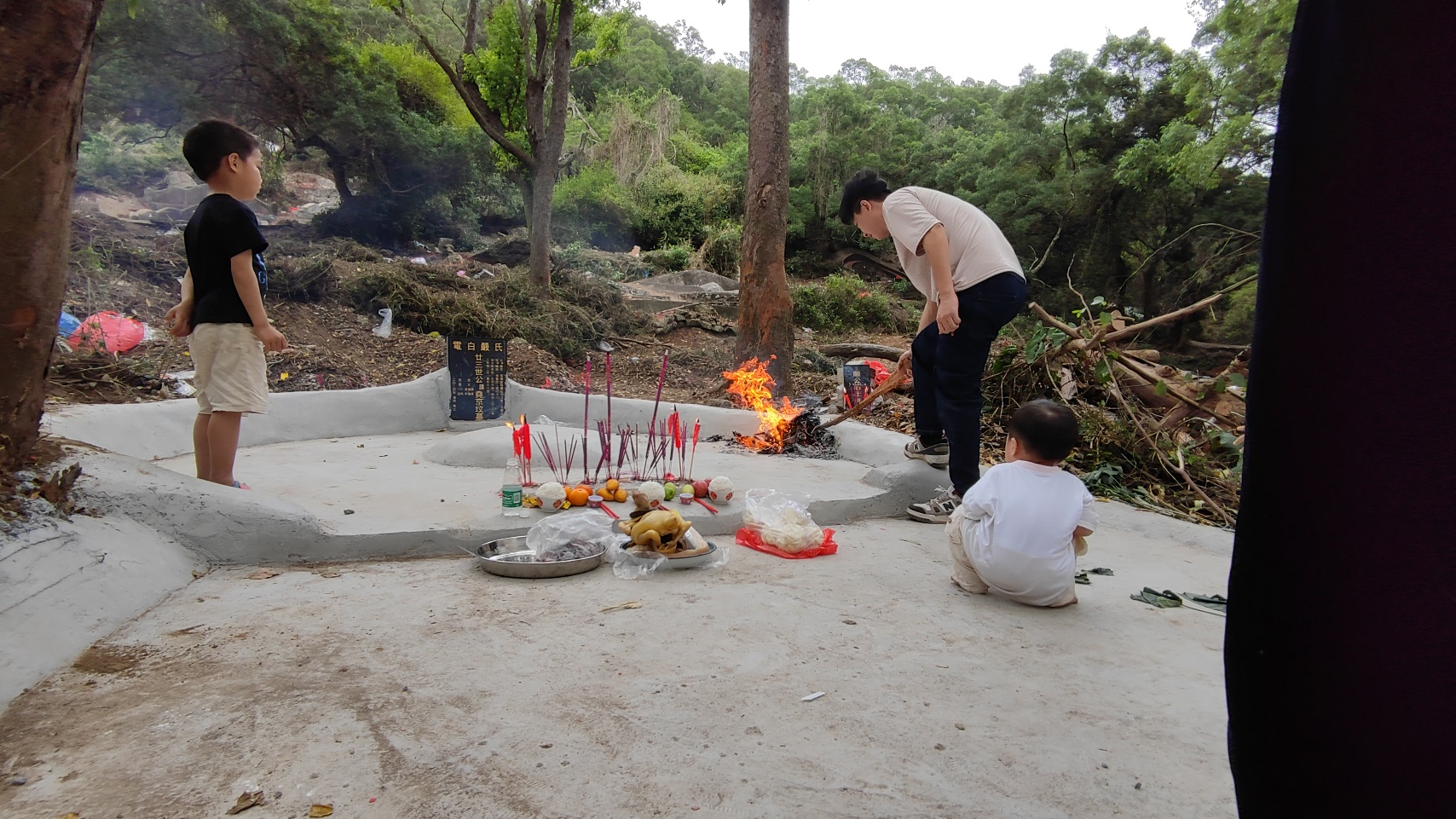 图2 尧京公坟墓.jpg